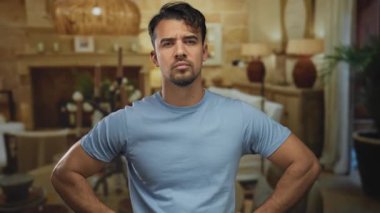 İçerideki İspanyol adam evde parmağını göstererek hayal kırıklığını ya da vurguyu ifade ediyor..