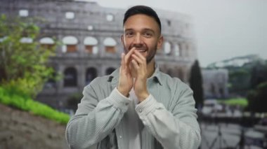 Genç İspanyol adam heyecanlı bir şekilde Roma, İtalya 'daki ikonik kolezyumun dışında bağırıyor, bu ünlü İtalyan yerinin canlı enerjisini ve tarihsel arkaplanını yakalıyor..