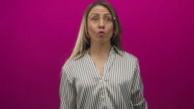 Pembe arka planda komik surat yapan kadın.