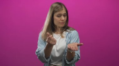 Sarışın kadın açık avuç gösteriyor ve stüdyoda parmakları morumsu fon ile işaret ediyor; para için yalvarıyor.