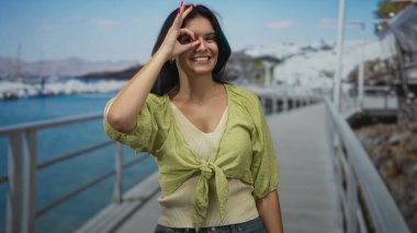 Bej renkli bluz giyen kadın gülümsüyor. Tamam, sokak limanı yolunda el ele ver. Mutluluk..