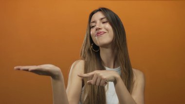 Stüdyoda bunu gösteren avuç içi ve parmağı olan İspanyol bir kadın. Kendine güveni artırma hırsı..