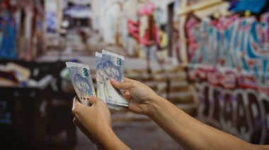 Güney Afrika Rand 'ini elinde tutan adam şehir ortamında para biriktirip döviz kuruna ve ticari işlemlere odaklanıyor..