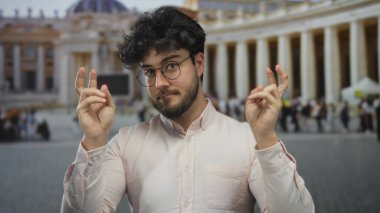 Aziz Peter Meydanı, Vatikan 'da sakallı genç İspanyol bir adam güneşli bir günde tarihi mimariyle barışçıl ve kültürel bir atmosfer sergiliyor..