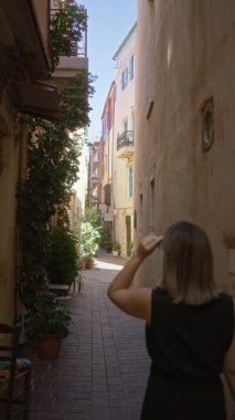 Dar bir günışığı Roma caddesinde elinde saman torbasıyla yürüyen Latin kökenli genç esmer kadın, baş başa kalkan gözleri; huzur yolculuğu keşfi.