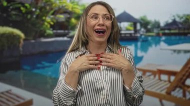 Dışarıda gülümseyen ve heyecanını ifade eden bir kadın