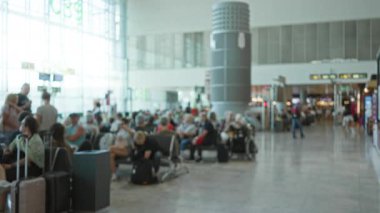 Bulanık havaalanı terminali sığ bokeh arka plan istasyonunu bavullu geniş havadar bekleme alanı, arkaplan telif alanı sakinliği.