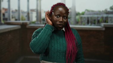 Afrika kökenli Amerikalı kadın Roma harabelerini dinleyerek tarihi şehirlerin ortasındaki merakı somutlaştırıyor..