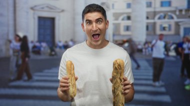 Meşgul bir caddede elinde iki baget tutan adamın ağzı açık, yemek şakası sürprizi..