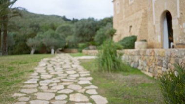 Bulanık yollar Akdeniz yeşillikleriyle çevrili eski taş evlere açılıyor. Bu da sakin ve güzel bir açık hava manzarasını çağrıştırıyor..