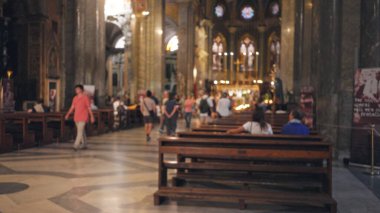 Katedral iç kısmı ahşap sıralar, sunak ve vitray pencereler, kilise, arka plan telif alanı sakinliği ile çözünmüş.