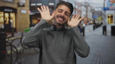 Erkekler, bisiklet parkı ve mağaza vitrinlerinin yanında gülen yüzün yanında avuçlarını açık tutarlar; neşe eğlencesi eğlencesi.