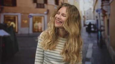 Kadın saçı gülüşü, sokaklarda sarışın, genç, mutlu, samimi, doğal anı canlandırıyor..