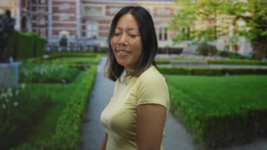 Binanın önünde göz kırpan ve dil sokan bir kadın ve çıplak omuz; şakacı içten bir doğallık..