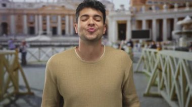 Genç İspanyol turist Roma 'yı gezerken adam Vatikan' ı işaret ediyor..