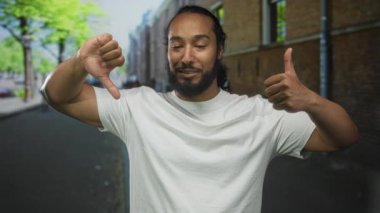 Tuğla binanın yanındaki bir sokakta baş parmak gösteren ve baş parmak işareti yapan adam, kararsızlık seçeneği.