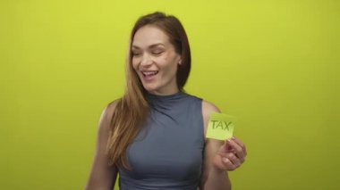 Genç beyaz bir kadın yeşil bir stüdyoda 