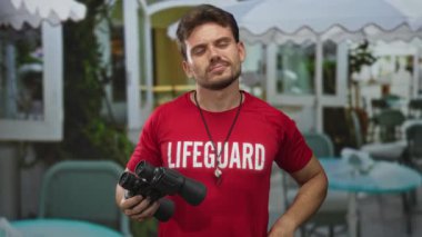 Restoranın teras binasında dürbün tutan ve ıslık çalan adam cankurtaranı. Hafif bir rahatsızlık..