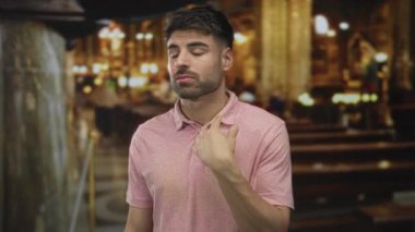 Kilisede sessizlik için parmaklar dudaklara sıcak altın ışıklar altında beyaz mermer sütunlar; dinginlik.