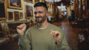 Süslü tablolar ve lüks mobilyalarla çevrili bir sanat galerisinde korku ya da hoşnutsuzluğunu ifade eden genç bir İspanyol, kapalı alandaki duygusal tepkisini vurguluyor..