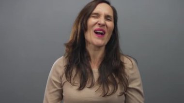 Uzun siyah saçlı, ağzı açık bağıran ve stüdyoda yumruklarını kaldıran genç İspanyol kadın heyecanı kutluyor..