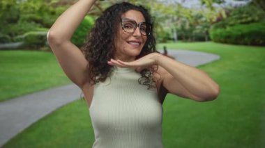 Güneşli bir öğleden sonra, yemyeşil ormanda, parlak güneş ışığı altında gülümseyen ve çerçeveler, neşeli neşe ve güven enerjisi.