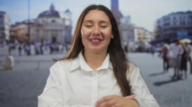 Genç İspanyol kadın, güneş ışığında Aziz Peters Bazilikası 'nın yoğun Vatikan Meydanı' ndaki binasında silahlarını kuşandı..