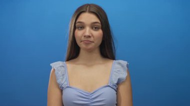 Stüdyoda kameraya bakarken göz yuvarlanan ve çıplak omuzlu bir kız. Can sıkıntısı..