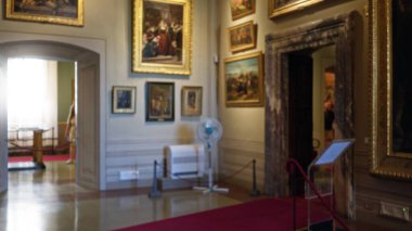 Yumuşak bokeh, çerçeveli resimler ve iplerle bulanık müze içi, galeri kapısı üzerine sığ odak; arkaplan arka plan telif alanı.