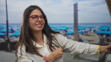 Açık gökyüzünün altındaki bir sahil caddesinde çıplak elleriyle halat çeken genç bir kadın. Kararlılık..