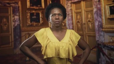 Müze galerisindeki kapalı gözlerle tapınaklara el ele tutuşan kadın. İpli resimler ve yaldızlı çerçevelerle. Hayal kırıklığı açıklaması..