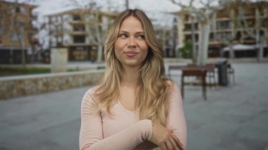 Kafkas sarısı başparmağıyla omzunu kaldıran kadın, neşeli iyimserlik..