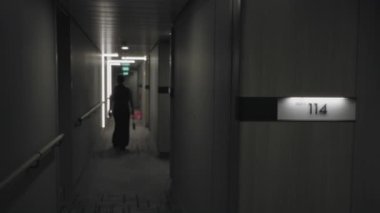 Yumuşak bokeh ışıklandırma ile odaklanmış otel koridoru arka planı; arka plan telif alanı sakinliği.