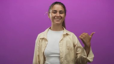 Sessiz kalmak için parmaklarını dudaklarına koyan kadın başparmak ise stüdyo morunu işaret ediyor..