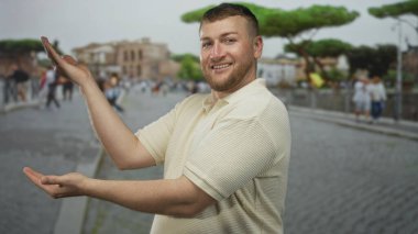 Meşgul bir caddede kaldırım taşı ve çam ağaçlarıyla gülümseyen ve açık eller sunan bir adam; dostça bir güven.