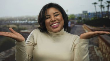 Kadın neşeli bir öpücükle şehir sokaklarında neşeli bir yüz ifadesiyle kameraya üflüyor. Geniş bedenli güzelliğini, kendine güveni ve oyuncu cazibesiyle gösteriyor..