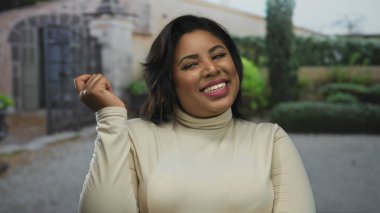 Şehir sokağında güvenli bir şekilde gülümseyen bir kadın, taşralı arka planda, neşe ve pozitifliği ön plana çıkarıyor, artı boyut, doğal güzellik ve canlı kişilik gösterisi..