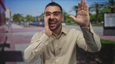 İnsan dalgaları el ve bardaklar göğüs göğüse Bulanık arabalar ve palmiye ağaçları ile şehir caddesinde haykırarak; neşeli karşılama.