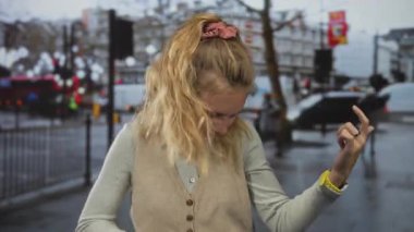 Sokak gitarı çalan genç sarışın kadın şehir performansı canlı şehir ritmini canlandırıyor.