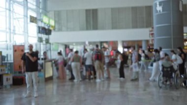 Yumuşak bokeh ile bulanık havaalanı içi, alan istasyonunda odaklanmış kontrol; arkaplan telif alanı.