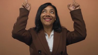 Afrika kökenli Amerikalı kadınlar, stüdyoda parmaklarını yukarı kaldırıyor. İyimserlik motivasyon başarısı..