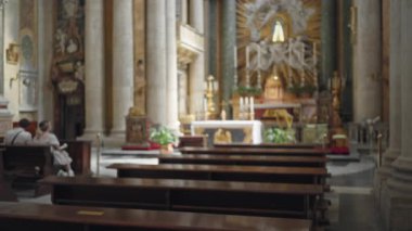 Yumuşak sığ bokeh arkaplanlı bulanık bir kilise iç mimarisi; arka plan kopyalanmış sanal arka plan.