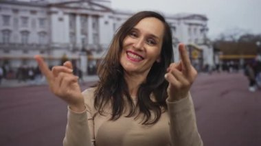 Genç İspanyol kadın, saray avlusunda iki orta parmağını kaldırdı..