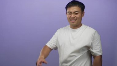 Beyaz gömlekli bir adam, alnıma imza attırıyor ve lavanta atölyesinde gözlerini kısıyor..