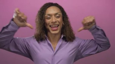 İspanyol transseksüel kadın pembe stüdyoda kendini işaret ediyor. Gurur kendini kabullenme..