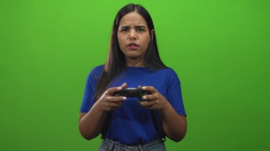 Stüdyoda soldan kulağa el ele tutuşan, gözlerini kısarak ve sanki işitme oyunu sesi gibi dinleyen bir kadın, kafa karıştırıcı merak.