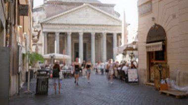 Pantheon cephesinin bulanık sokak görüntüsü sığ bokeh ve odaksız ön plan, sokak; arkaplan arka plan telif alanı şablonu.