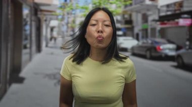 Kadın dudaklarını büzüyor ve işaret parmaklarını yakın çekim yüzü ve elleri görünür, oyuncu özgüven.