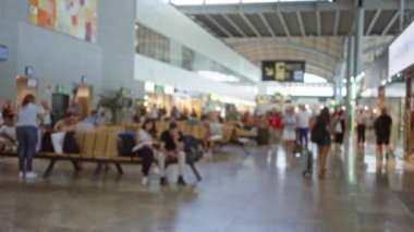 Bulanık havaalanı içi yumuşak bokeh odak noktası istasyon salonunda, odak dışı oturma ve yürüyüş yolları; arka plan arka plan telif alanı şablonu.