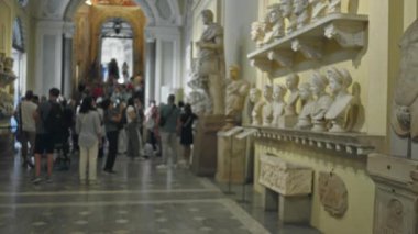 Bulanık heykeller ve mimari detaylar arka planına sahip odaklanmamış müze koridoru; arkaplan arka plan şablonu.